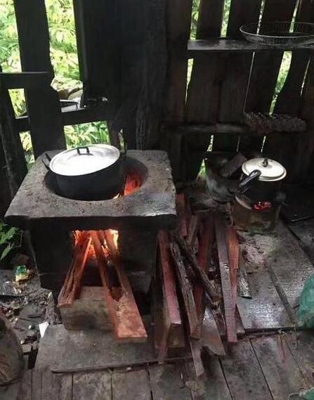 名貴紅木在這里當柴火燒 一頓飯燒幾百萬