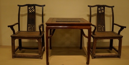 中國國家博物館大美木藝展廳中一對黃花梨扶手椅軟屜由李靜修復