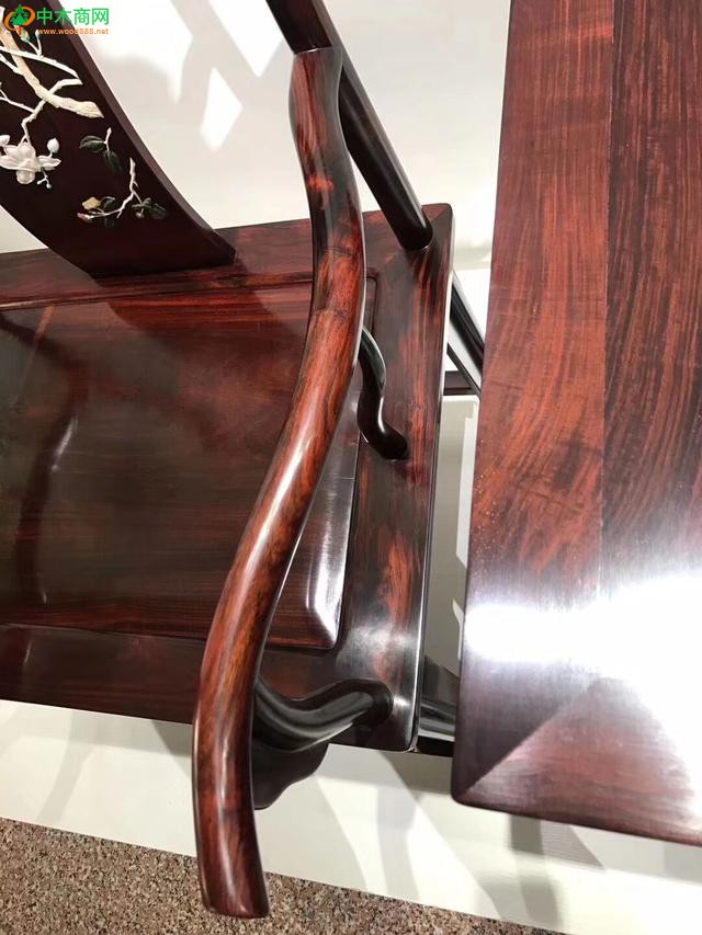 四出頭官帽椅的靠背鑲嵌百寶