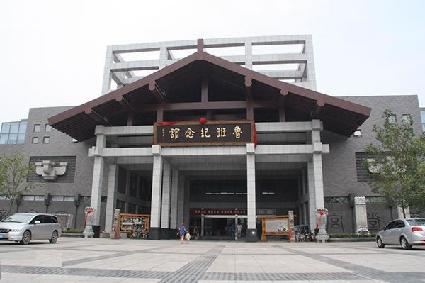 魯班是中國建筑鼻祖木匠鼻祖。被譽為“木圣”。