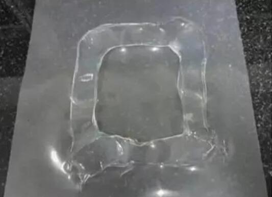 充油門窗膠使塑料薄膜收縮