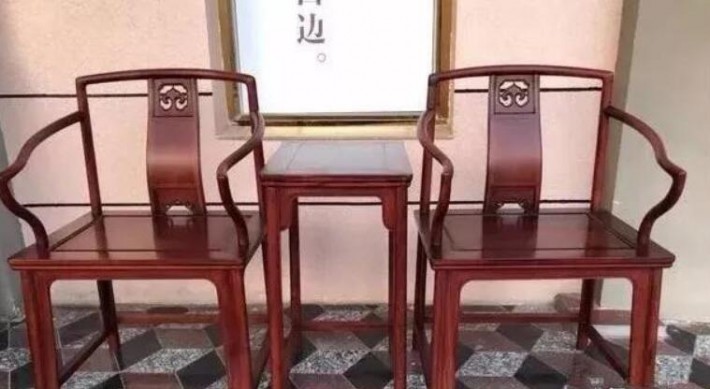 假冒大紅酸枝！此材質(zhì)制作的南官帽椅三件套顏色泛紅褐色