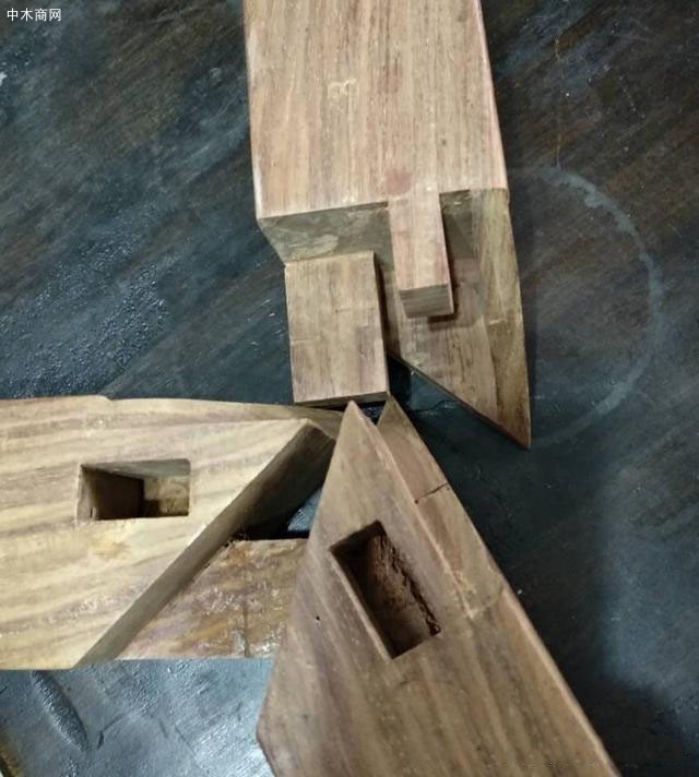 粽角榫，邊抹上的卯眼